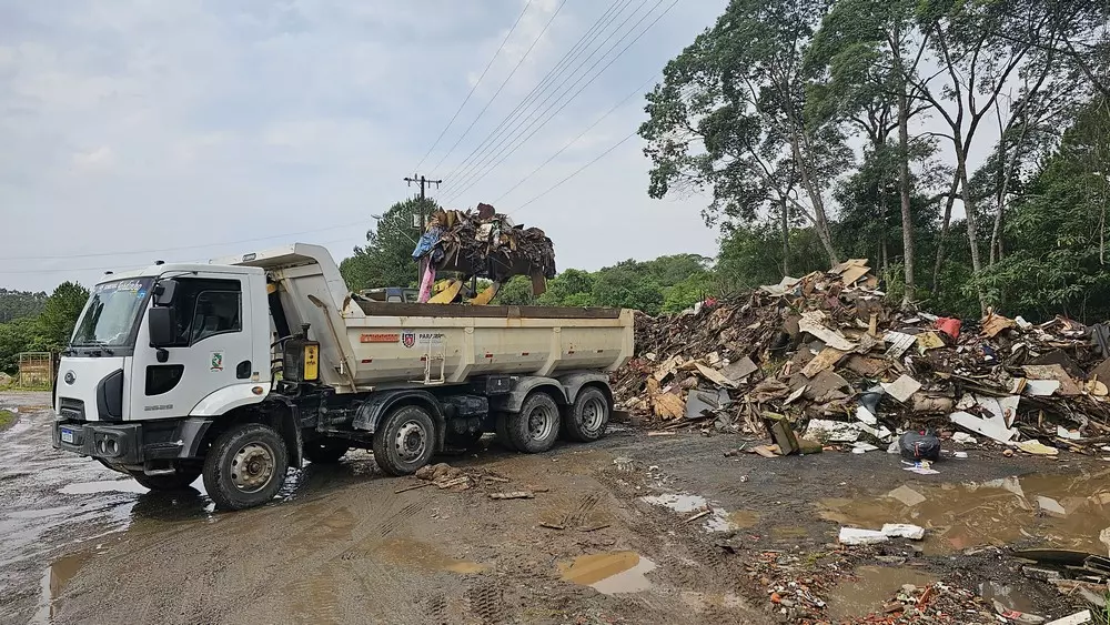 Prefeitura de Rio Negro realiza destinação correta de entulhos das enchentes